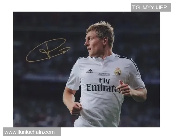 珍藏级足球球星亲笔签名秋衣展现独特荣耀与热血风采